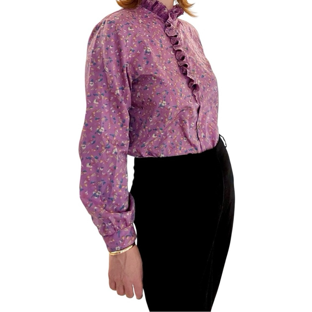 Vintage Feminine and Flirty Purple Floral Blouse with Ruffled Collar and Placket